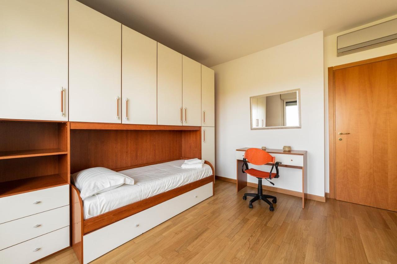 Milano Rogoredo Apt With Terrace! Apartment Bagian luar foto