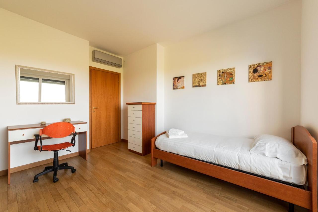 Milano Rogoredo Apt With Terrace! Apartment Bagian luar foto