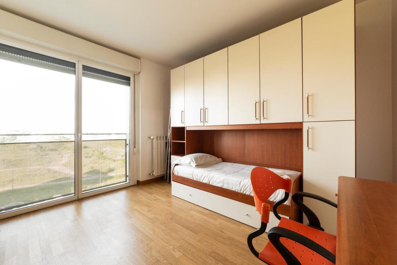Milano Rogoredo Apt With Terrace! Apartment Bagian luar foto