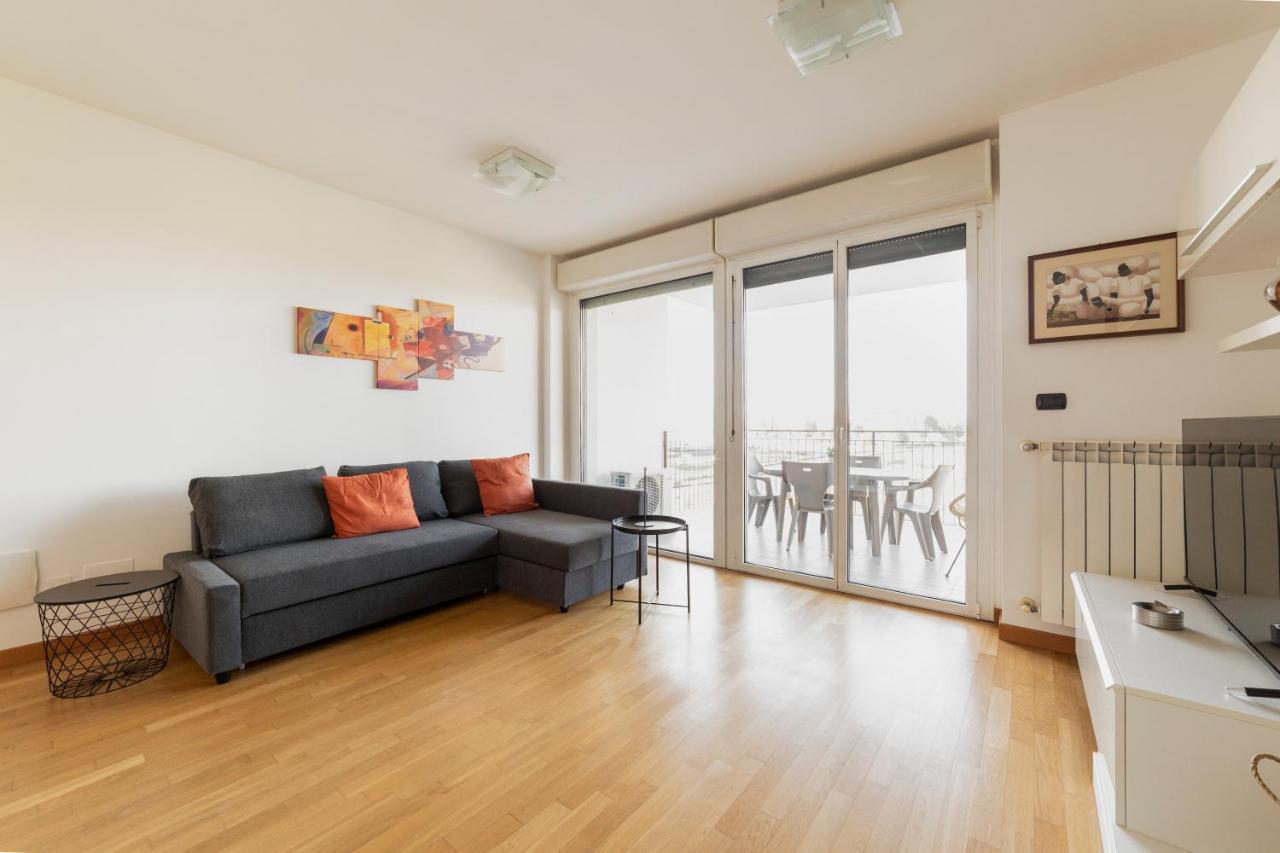 Milano Rogoredo Apt With Terrace! Apartment Bagian luar foto