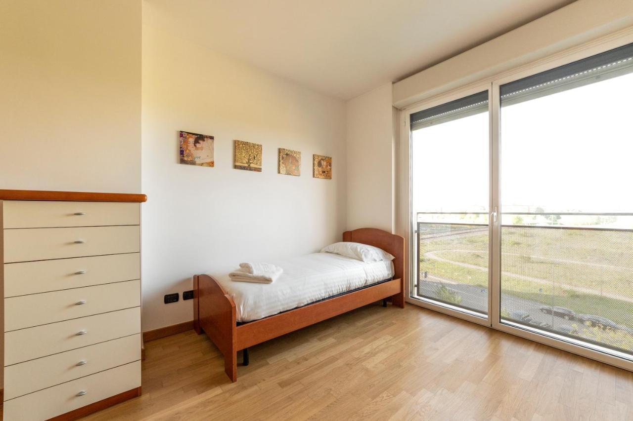 Milano Rogoredo Apt With Terrace! Apartment Bagian luar foto